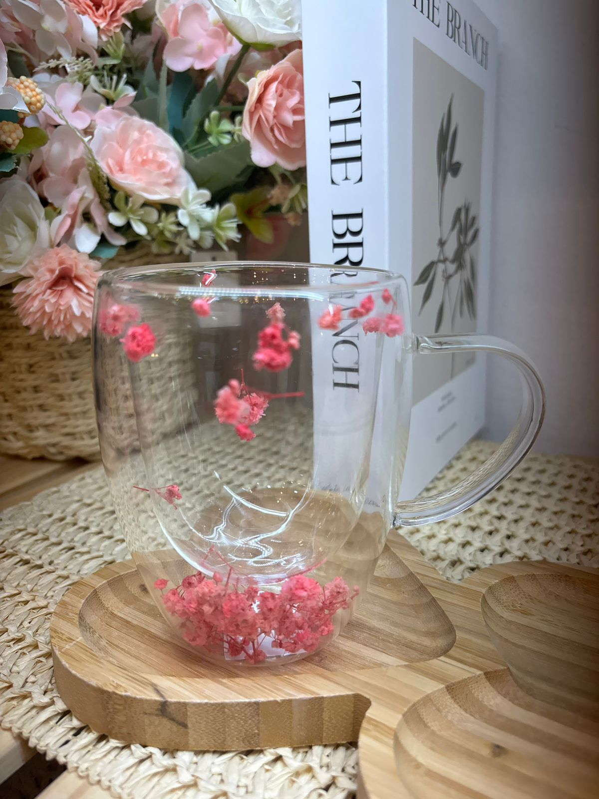 Taza vidrio doble con flores en rosa