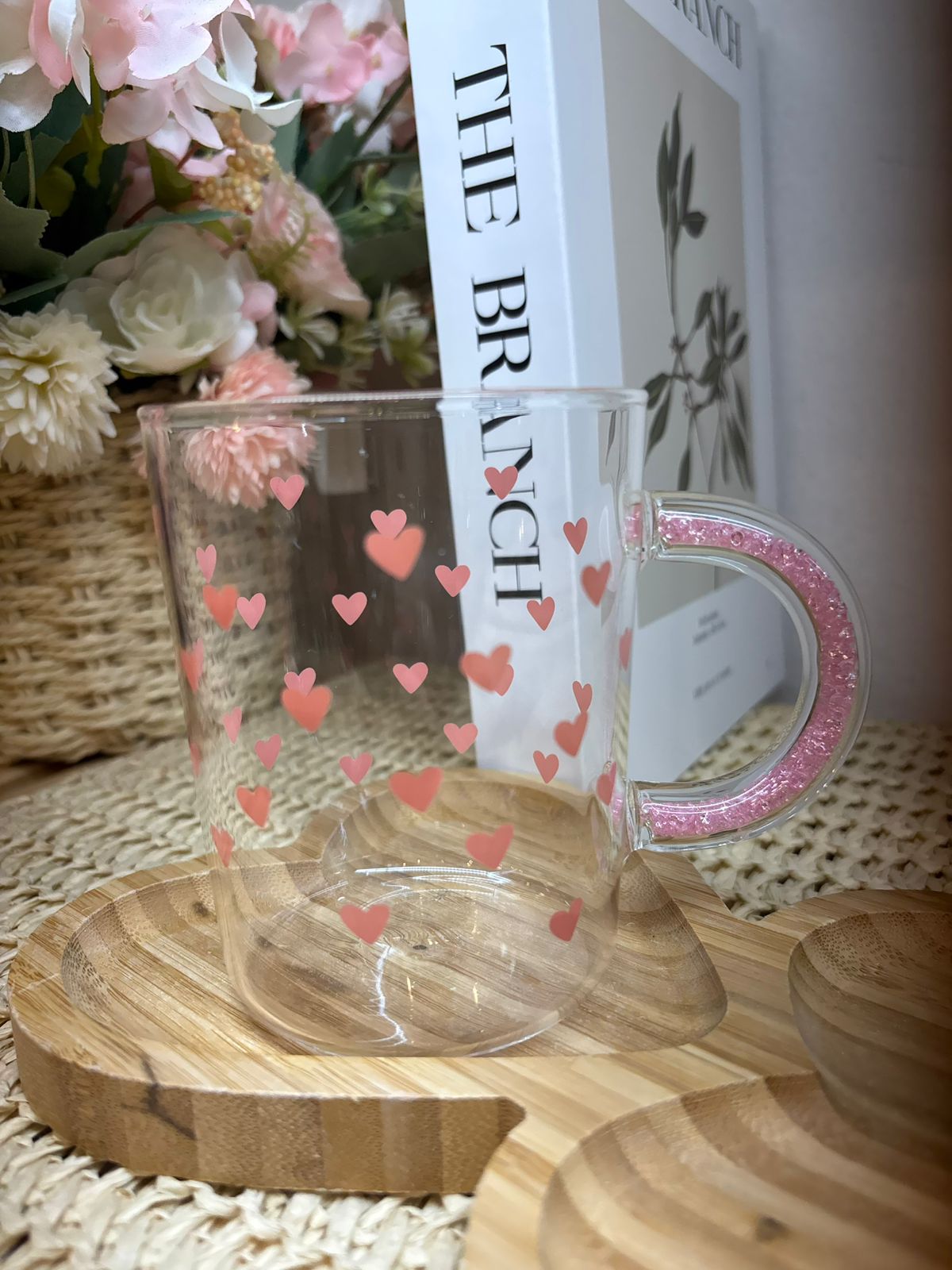 Taza vidrio con corazones rosa