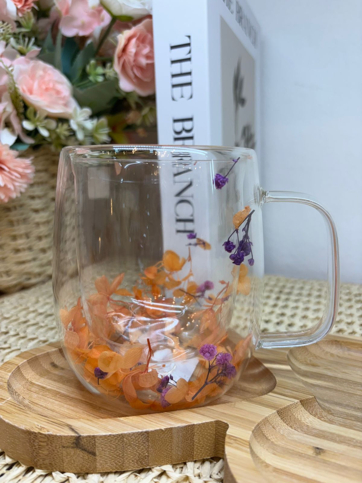 Taza vidrio doble con flores en naranja y violeta