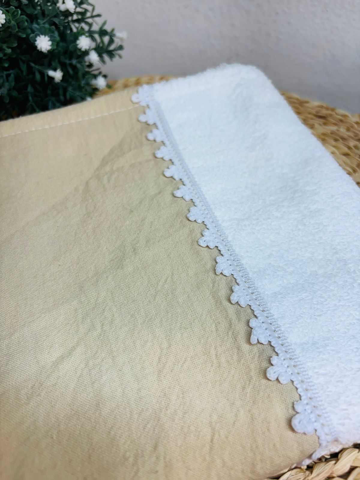Toalla de Mano con puntilla trebol Beige