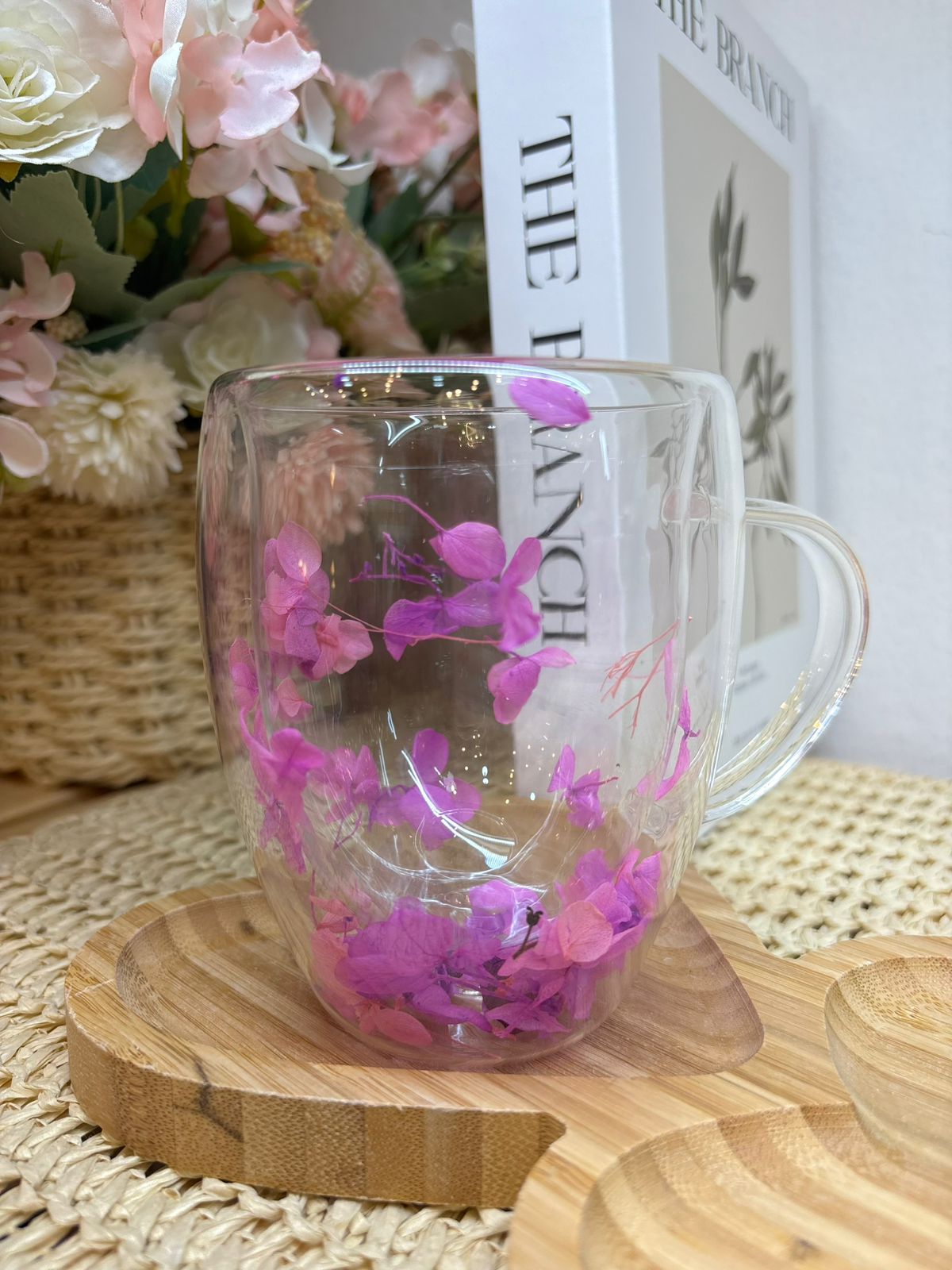 Taza vidrio doble con flores fucsia