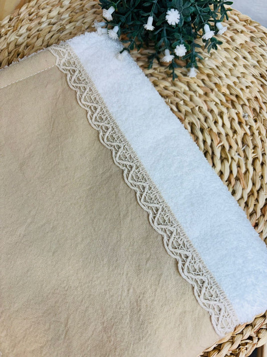 Toalla de Mano con puntilla Beige