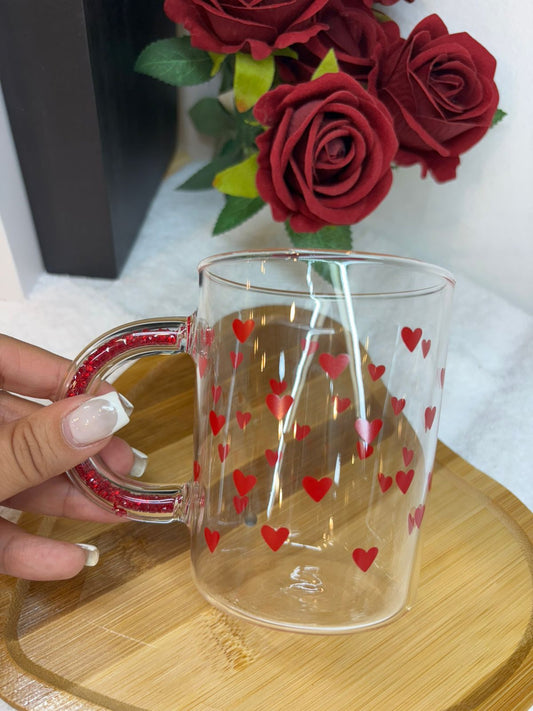 Taza vidrio con corazones rojo