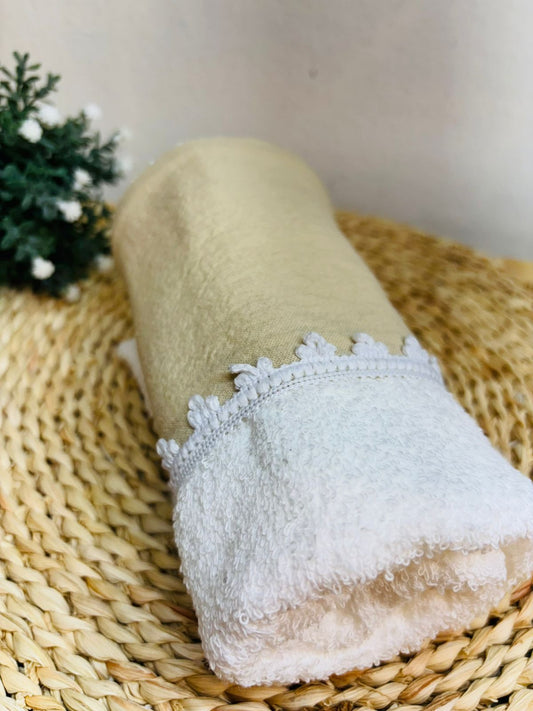 Toalla de Mano con puntilla trebol Beige