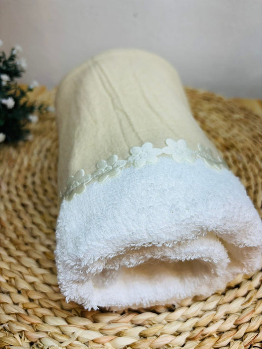 Toalla de Mano con puntilla flor Beige