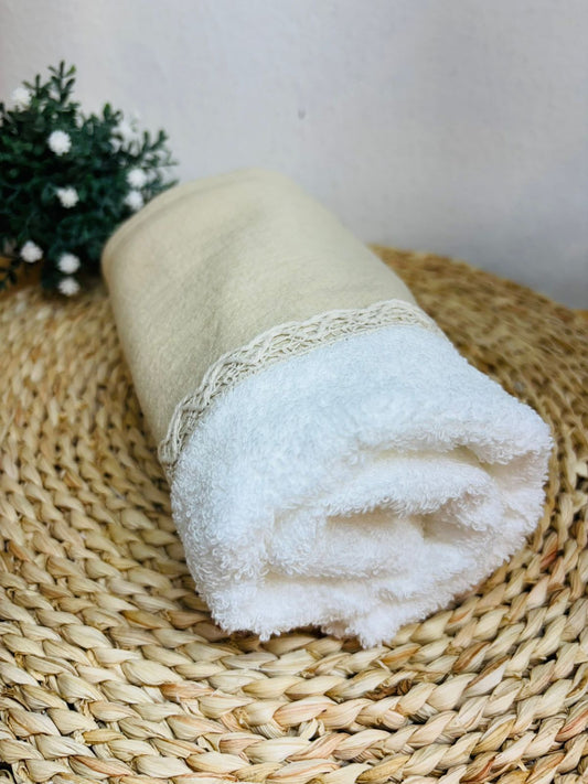 Toalla de Mano con puntilla Beige